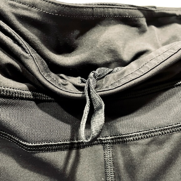 Lululemon Athletica black leggings with mesh details and zipper pockets - Picture 7 of 10